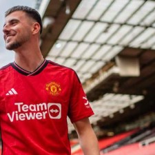 Mason Mount veste a camisa nº 7 do Manchester United para anunciar sua mudança